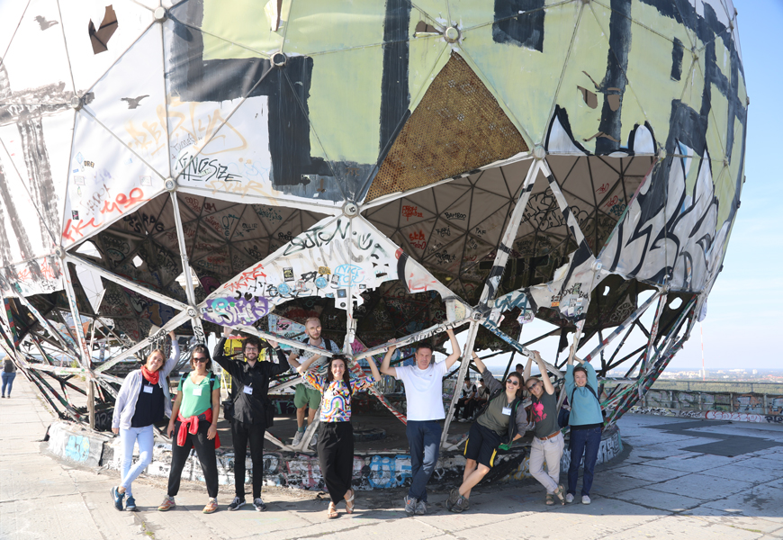 Teambild vor der alten Abhörstation am Teufelsberg in Berlin. Visualisiert: Wer wir sind.